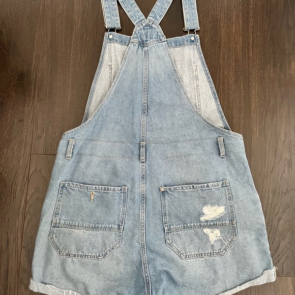 Light wash H&M overall shorts - Picture 4 of 4